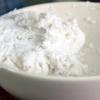 Trộn đều bột gạo với 1/2 muỗng cà phê muối, 420ml nước trong tô. Bạn lưu ý bánh gạo Hàn Quốc theo công thức này là dùng bột gạo Hàn Quốc, loại đông lạnh và khi làm rất dẻo.
