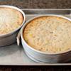 Đổ hỗn hợp bột bánh vào 2 khuôn bánh có đường kính 20-22.5 cm được phết qua dầu ăn hoặc bơ chống dính. Cho bột bánh vào nướng ở nhiệt độ 30-35 phút.