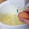 Cho bơ và đường vào âu đánh đến khi bơ bông xốp, mịn mượt và có màu vàng nhạt. Cho từng quả trứng gà vào, đánh cho trứng hòa quyện hoàn toàn với bơ mới cho tiếp quả khác. Sau đó cho vanilla vào trộn đều.