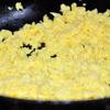 Trứng gà cho vào tô, đánh tan đều với 3g muối. Đun nóng  20ml dầu ăn, cho trứng cho chiên, dùng đũa khuấy cho trứng chín tơi. Khi trứng chín thì đổ ra tô, thêm hẹ, 2g muối vào trộn đều.