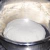 Tong thố lớn, trộn đều 300g bột mì với 3g đường và 3g men nở, rưới từ từ 160ml nước ấm vào, trộn đều rồi dùng tay nhồi cho bột thành khối đồng nhất. Bọc màng thực phẩm để bột nghỉ khoảng 1 giờ.