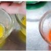 Sau đó chia trứng ra 2 chén và cho vài giọt phẩm màu xanh và màu đỏ vào từng chén riêng.