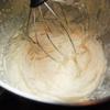 Trong một cái tô to sạch riêng biệt khác, cho 125gr bơ đậu phộng còn lại, 460ml kem whipping và đường bột còn lại vào, dùng máy trộn đều. Cho đến khi kem trở nên đặc sệt.