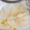 Cho 250gr bột mì, 70gr đường bột, 3gr muối, 3gr bột nở, 150gr bơ vào tô to sạch và trộn cho đến khi hỗn hợp không bị vón cục là được. Tiếp tục cho lòng trắng trứng vào trộn thật đều.