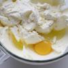 Dùng máy đánh trứng đánh bơ và đường cho bông, dùng phới spatula vét phần bơ dính quanh thành tô xuống. Tiếp theo khi thấy bơ đã bông lên thì thêm từng quả trứng một vào bơ. Đánh đều.