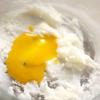 Tiếp theo, sẽ làm mềm bơ ra, rồi cho 1 lòng đỏ trứng gà vào trộn cùng. Sau đó cho thêm sữa chua.