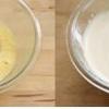Trộn lòng đỏ trứng gà với 100g bột mì, 100g đường và 2g bột nở. Chế từ từ nước lọc và khuấy đều đến khi được hỗn hợp đặc sánh là được.