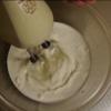 Cho 400 ml kem whipping ra một chiếc tô sạch cùng với 15 gram đường. Đánh ở tốc độ cao đến khi được một hỗn hợp kem sánh đặc, không đánh quá lâu khiến kem bị chảy nước.