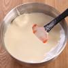 Trong một cái thau sạch khác, hãy đánh bông lòng trắng trứng và đường bột với nhau. Sau đó, đổ hỗn hợp này vào hỗn hợp kem phô mai ở trên và tiến hành trộn đều.