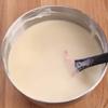 Trong một cái thau sạch khác, hãy đánh bông lòng trắng trứng và đường bột với nhau. Sau đó, đổ hỗn hợp này vào hỗn hợp kem phô mai ở trên và tiến hành trộn đều.