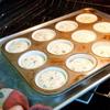 Đặt khuôn bánh vào khay nướng. Làm nóng lò ở nhiệt độ 140 độ C. Nướng bánh khoảng 22 phút. Lật bánh ít nhất một làn trong quá trình nướng.