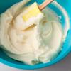 Dùng máy đánh trứng hoặc đánh tay 100g kem phô mai để ở nhiệt độ phòng đến khi kem thật mịn. Thêm 200gr đường và 1 muỗng cà phê vani vào kem phô mai, trộn đều. Thêm 4 quả trứng vào hỗn hợp kem, trộn đều.