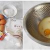 Cho lòng đỏ trứng, sữa, dầu ăn vào âu khuấy đều bằng phới lồng. Khi hỗn hợp hòa quyện mịn mượt và chuyển màu nhạt dần thì bạn rây bột mì vào âu và trộn bằng phới dẹt. Trong một âu khô sạch, cho lòng trắng trứng vào (phải đảm bảo lòng trắng trứng không bị lẫn lòng đỏ) cùng nước cốt chanh. Trước khi đánh trứng, có thể cho que đánh trứng vào tủ lạnh để đánh trứng dễ dàng hơn. Đầu tiên, cho 20gr đường vào, dùng máy đánh trứng đánh ở tốc độ chậm và dần tăng tốc.