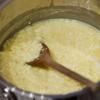 Sau đó đặt nồi trứng sữa lên bếp đun nhỏ lửa, dùng muỗng đảo nhẹ thấy phần trứng sữa đông lại và bám lên muỗng là được. Quá trình đun khoảng 10 phút.