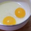 Đập trứng gà ra chén, thêm 30gr đường trắng vào, khuấy đều cho đường tan hết. Sau đó, đổ thêm sữa tươi vào.