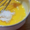 Đập trứng gà ra chén, thêm 30gr đường trắng vào, khuấy đều cho đường tan hết. Sau đó, đổ thêm sữa tươi vào.