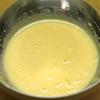 Cách làm bánh kẹp tan ong đơn giản: Đập trứng gà vào tô, thêm đường trắng vào, đánh đều. Tiếp theo, cho 150gr bột mì, 20gr bột năng, 1 ống vani, 50ml nước vào, khuấy đều đến khi hỗn hợp làm bánh kẹp sánh, mịn.
