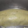 Đặt một miếng màng bọc thực phẩm, cho khối bột khoai vào giữa, nặn thành hình chữ nhật, gói kín lại. Đem hấp bánh khoai chừng 20 phút là bánh chín.
