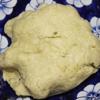 Dùng muỗng nghiền mịn khoai, có thể rây qua rây để loại bỏ xơ. Nhào khoai với bột mì và đường cho đến khi thành một khối mịn.