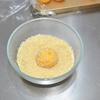 Đánh tan trứng trong một chiếc bát, lăn từng viên bánh qua trứng. Lăn bánh qua bột chiên xù cho bột phủ đều viên bánh.