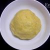 Cho bột mì, khoai lang đã nghiền, bơ, đường, muối, men nở và 1 quả trứng vào tô. Cho từ từ nước ấm vào và nhào bột cho đến khi thành khối bột đồng nhất, dẻo mịn và không dính tay.