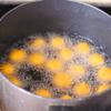 Viên bánh khoai thành những viên tròn nhỏ. Đun nóng dầu ăn trong nồi, cho khoai đã viên vào chiên cho đến khi chín vàng nổi lên trên rồi vớt ra đĩa là xong.