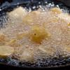 Gọt vỏ khoai tây, cắt thành từng miếng nhỏ. Chiên khoai tây với 200ml dầu ăn cho đến chín vàng thì vớt ra, để ráo dầu.