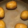 Khoai tây cho vào nồi luộc chín. Sau đó bóc vỏ, dùng muỗng nghiền nhuyễn khi khoai còn đang nóng.