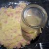 Trải nylon ra bàn, đổ khoai tây ra dàn đều. Dùng 1 ly nhỏ ấn vào miếng khoai cho có hình tròn đẹp mắt. 