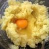 Đập trứng gà vào khoai, trộn đều. Thịt nguội cắt hạt lựu.
