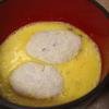 Lăn viên khoai qua bột mì để giữ hình. tiếp đến nhúng qua trứng. Sau đó lại tiếp tục lăn bánh qua bột chiên xù cho bột dính thật đều.