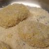 Lăn viên khoai qua bột mì để giữ hình. tiếp đến nhúng qua trứng. Sau đó lại tiếp tục lăn bánh qua bột chiên xù cho bột dính thật đều.
