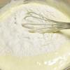 Làm nóng chảy bơ trong lò vi sóng hoặc đun cách thủy. Đánh bông trứng với đường rồi đổ phần bơ vào trộn đều được hỗn hợp B. Rây hỗn hợp A vào hỗn hợp B, dùng phới nhẹ nhàng trộn đều từ dưới lên trên.