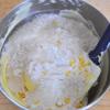 Đánh lòng trắng trứng với đường cho đến khi bông cứng rồi cho nước chanh và phẩm màu vào trộn đều. Tiếp đến, các bạn cho vỏ chanh và hỗn hợp hạnh nhân, đường bột vào rồi trộn đều nhẹ nhàng.