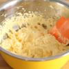 Làm mềm bơ với nhiệt độ phòng rồi đánh tan cùng với 20g đường. Lần lượt đập từng quả trứng vào hỗn hợp bơ đường, đánh đều sau mỗi lần thêm trứng.