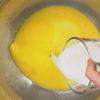 Bơ đun tan chảy, trộn đều với trứng gà, 100gr đường trắng, 480ml sữa tươi trong tô.