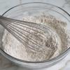 Bật sẵn lò nướng ở 177 độ C. Thoa một lớp bơ chống dính vào khuôn bánh. Trong tô lớn, cho 240g bột mì, 1/2 muỗng muối, 1 muỗng muối nở, 1/2 muỗng bột nở, 1 muỗng bột đinh hương, 1 muỗng bột quế, 1 muỗng bột nhục đậu khấu và trộn đều. Trong một tô khác, cho 255g bơ, 400g đường vào, dùng máy đánh trứng đánh đều và có màu sáng là được.