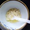 Tiếp theo, cho bơ, đường trắng vào chén, hấp cách thủy cho tan chảy. Sau đó, cho hạnh nhân vào, trộn đều.