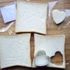 Dùng khuôn cắt bánh hình trái tim, cắt bánh mì sandwich tạo thành những hình như thế này nè.