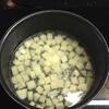 Cho khoai tây và 270ml vào nồi, ninh cho khoai tây nhừ. Lưu ý không để lửa to để nước không bị bốc hơi nhiều. Khi khoai tây đã nhừ xay nhuyễn, cho vào tô khi còn nóng cho đường, sữa bột, 2 lòng đỏ trứng trộn đều hỗn hợp.