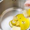 Trong lúc nướng bánh thì bạn làm nước xốt. Cho 30ml dầu oliu còn lại, bơ, tỏi băm nhỏ vào phi thơm lên. Khi bơ tan hết thì đỗ mùi tây thái nhỏ vào.