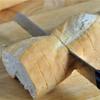 Bánh mì cắt thành từng lát dày cỡ 1cm và không cắt đứt hết mà chừa một chút ở phần dưới bánh. Bơ cho vào lò vi sóng quay tan chảy, sau đó cho 1 muỗng tỏi băm, 1 muỗng đường, 1/2 muỗng ngò tây băm nhuyễn vào khuấy đều lên cho hòa quyện hoàn toàn.