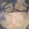 Đập trứng gà vào hỗn hợp. Dùng máy trộn hoặc đeo bao tay nilon, trộn đều cho tất cả nguyên liệu hòa quyện vào nhau.