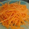 Cà rốt, củ cải trắng gọt vỏ, rửa sạch, cắt sợi nhỏ.