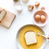 Đánh tan trứng gà với 1 muỗng canh kem vani, nhúng bánh mì vào hỗn hợp trứng gà đều cả 2 mặt. Nhanh chóng bắc chảo lên bếp, cho bơ vào đun nóng và thả bánh mì vòa chiên chín vàng.
