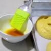 Lấy phần lòng đỏ trứng trộn với 10ml cà phê. Dùng cọ phết hỗn hợp lên trên mặt bột rồi cho vào lò nướng ở 190 độ C trong khoảng 15 phút đến khi bánh chuyển sang màu nâu cam là được.