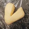 Cắt 1 đường ở mép vừa gấp để tạo hình trái tim cho bánh.