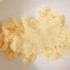 Phần nhân: Cho dừa nạo, trứng gà, 45ml mật ong, 60gr bơ, 65ml sữa tươi không đường còn lại vào tô, trộn đều.