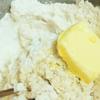 Tiếp theo, cho bơ và đường vào, sau đó trộn đều cho đến khi bột trở thành một hỗn hợp bột mịn.