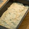 Đổ hỗn hợp vào khuôn loaf rồi cho vào lò nướng. Sau 45-50 phút, lúc này bạn lấy bánh ra kiểm tra bằng cách dùng tăm xiên vào giữa bánh, nếu tăm khô sạch, không dính bột ướt là bánh đã chín. Nếu chưa chín, có thể nướng thêm 5-10 phút tùy điều chỉnh.